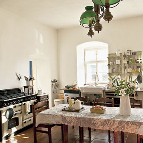 Nad blatem nie ma szafek. W części jadalnej stoją kredensy.