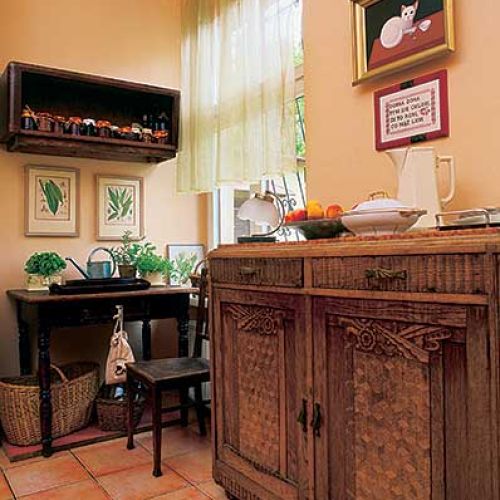 Nad bufetem wisi makatka z napisem Dobra żona tym się chlubi, że to robi, co mąż lubi .