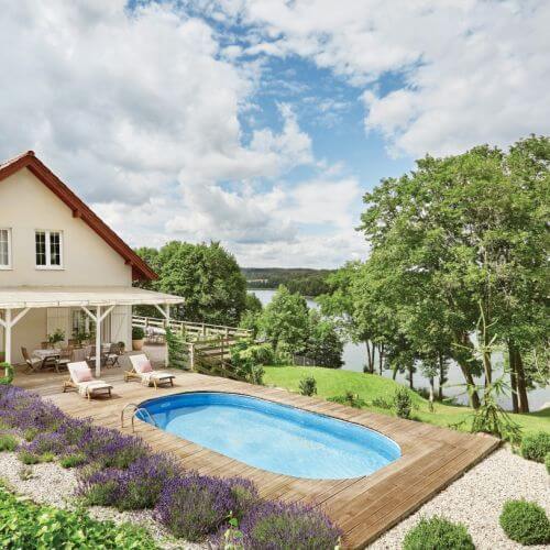 Nad częścią tarasu według pomysłu Doroty jest plastikowy daszek od spodu osłonięty trzciną, dzięki czemu