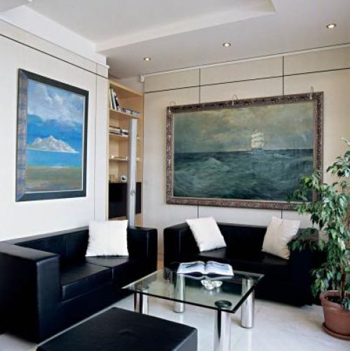 Nad kanapami swoje miejsce znalazły obrazy.