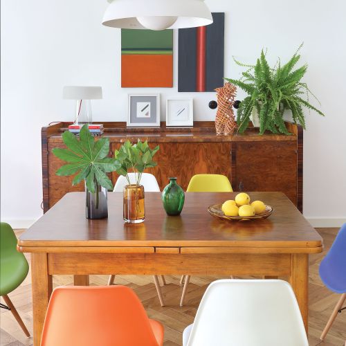 Nad kredensem obrazy Tomasza Żołnierkiewicza.