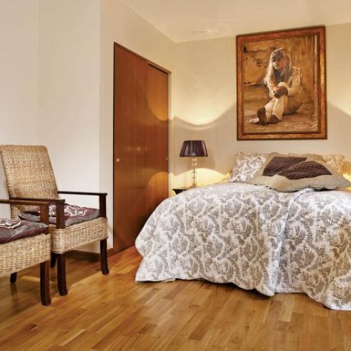 Nad łóżkiem portret córki- zdjęcie wydrukowane na płótnie i oprawione w stare ramy.