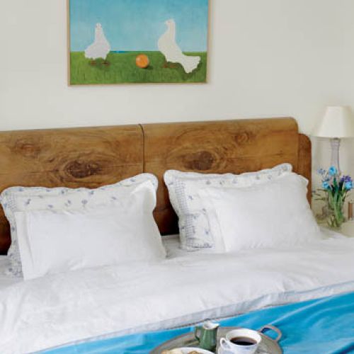 Nad łóżkiem wisi obraz Grzegorza Kalinowskiego.