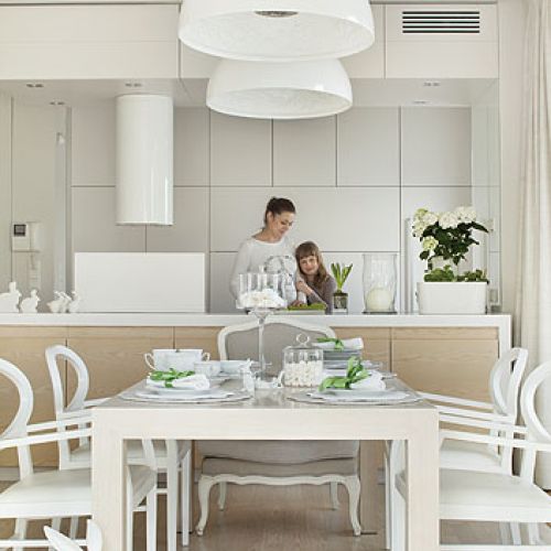 Nad stołem wiszą lampy Skygarden Marcela - idealny przykład połączenia nowoczesnego wzornictwa z klasycznymi kwiatowymi