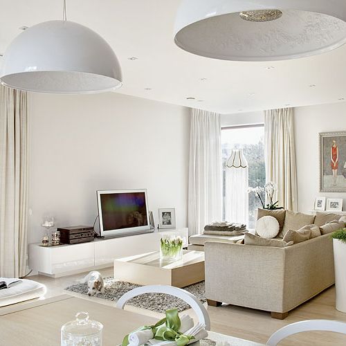 Nad stołem wiszą lampy Skygarden Marcela - idealny przykład połączenia nowoczesnego wzornictwa z klasycznymi kwiatowymi