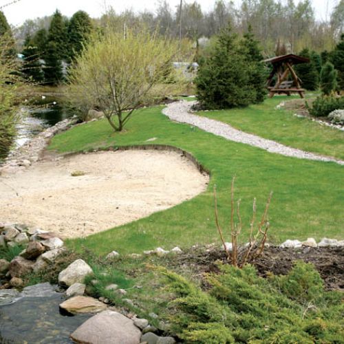 Nad strumieniem powstała piaszczysta plaża, gdzie można się opalać lub rozpalić ognisko.