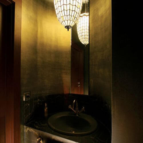 Nad umywalką wisi wąskie lustro. Nietuzinkowa kawalerka