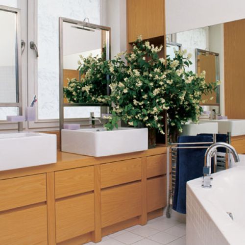 Nad umywalkami zostały zamontowane lustra.