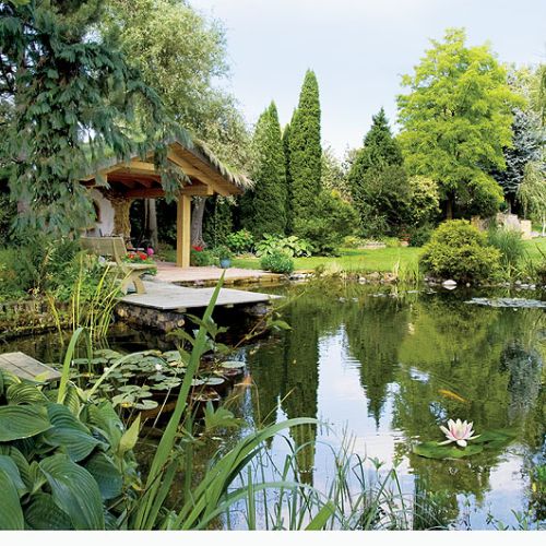 Nad wodą stoi bajkowa altanka – dosłownie, bo Oliwia, wnuczka państwa Stasiewiczów, zażyczyła sobie domku