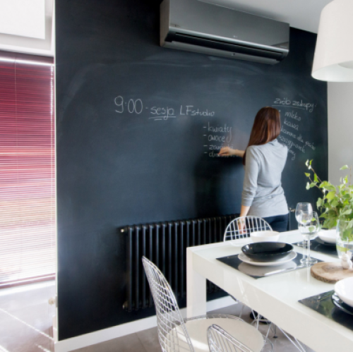 Nadaje się nie tylko do pokoi dziecięcych, ale też do kuchni, salonu czy gabinetu.