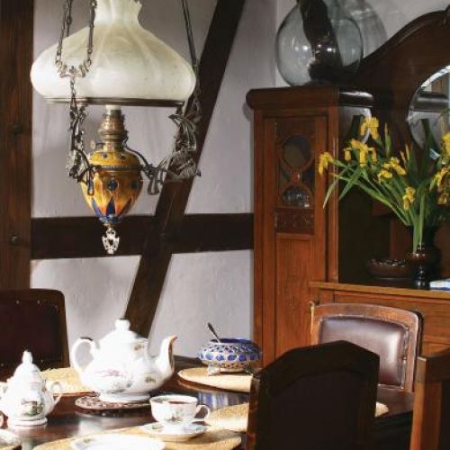 Naftowa lampa dodaje charakteru rustykalnemu wnętrzu. Fot. Rafał Lipski