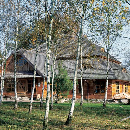 Naj­pierw mię­dzy dwo­ma brzo­za­mi sta­nął ga­nek. Maj­ster mie­rzył go na sto­py.