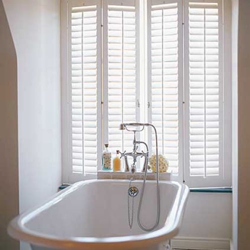 Najlepiej wypoczniemy w lekkim półmroku. By słońce nie raziło podczas kąpieli, warto zainstalować w oknie shuttersy - 3600 zł