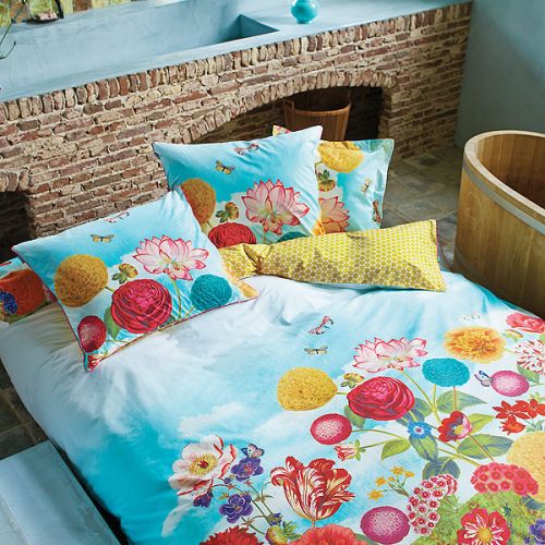 Pościel z delikatnej bawełny w błękitach i kolorach letnich kwiatów.