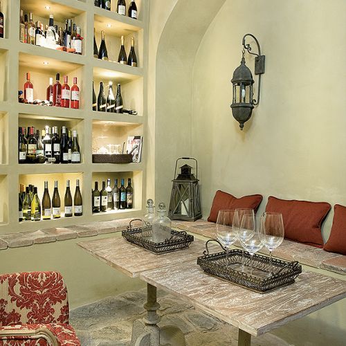 Najlepsze wina leżakują w specjalnie zaprojektowanej piwniczce.