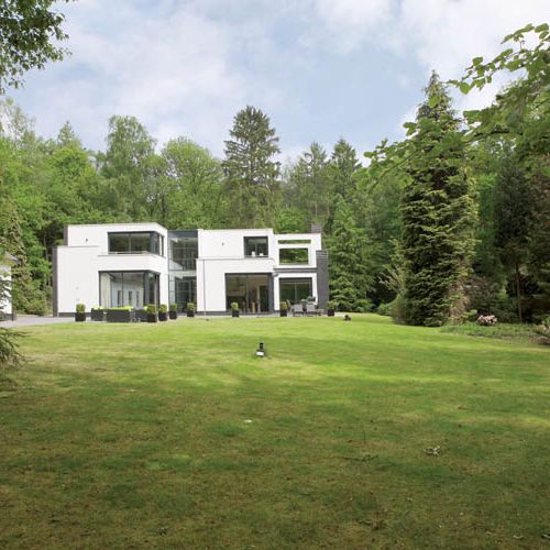 Najpierw goście widzą równo przystrzyżony trawnik i oczom ukazują się biało-czarne kubiki.