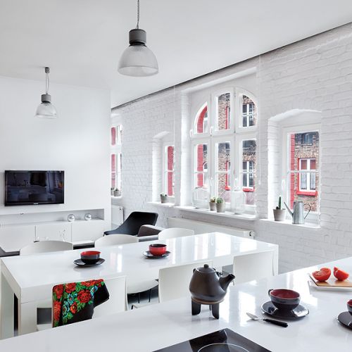 Najpierw pobielili ceglane ściany – ładnie kontrastują z ciemną elewacją za oknem i architektonicznymi elementami