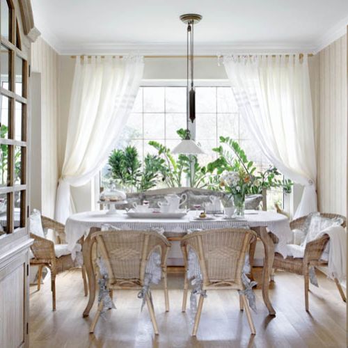 Najpierw powstał parter z salonikiem kominkowym, kuchnią i jadalnią.