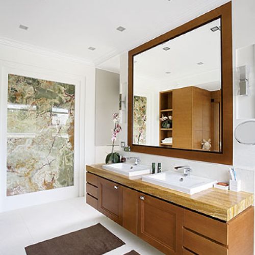 Największą ozdobą łazienki jest tafla onyksu verde. Wklejona we wnękę, przypomina obraz.