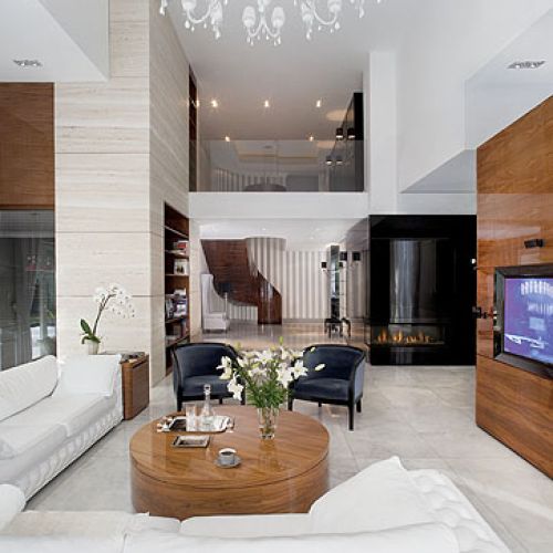 Największe wrażenie w dwukondygnacyjnym salonie robi rozłożysta na niemal dwa metry, pałacowa lampa Josephine Queen.