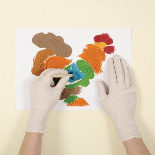 Nakładamy kolejne warstwy farby. Wiosenne koguciki