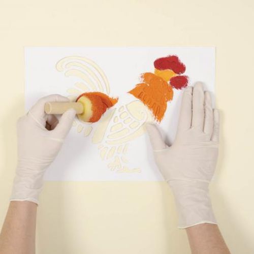 Nakładamy kolejne warstwy farby. Wiosenne koguciki