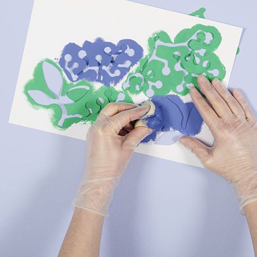 Nakładanie farby przez szablon. Pierwsze pączki