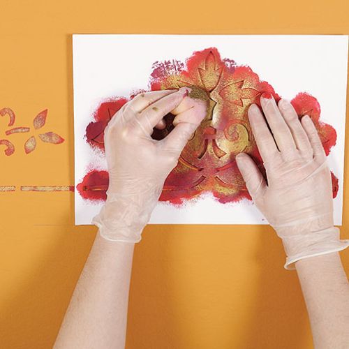 Nakładanie farby przez szablon. Wiktoriański wzór