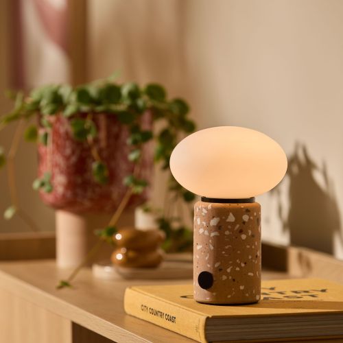 mała nastrojowa lampka ze szkła i terazzo