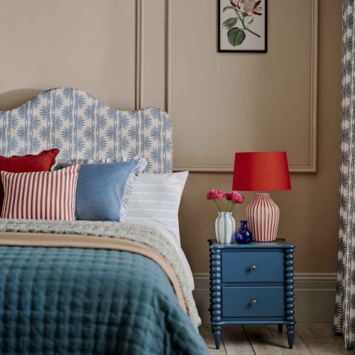 lampka do sypialni z kolorowym abażurem