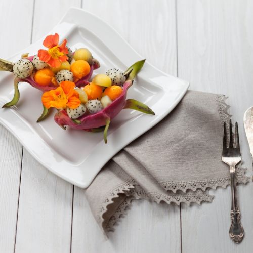 Kwiaty nasturcji pasują do wiosennych i letnich sałatek, do ciast i twarożków