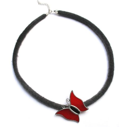 Naszyjnik Odpoczywający motyl z ręcznie robionego filcu i witrażu. Dooperelle.pl