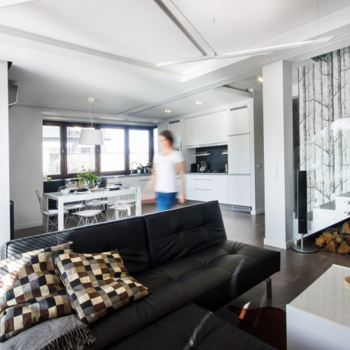 Naturalne dodatki przełamują surową i minimalistyczną stylistykę.