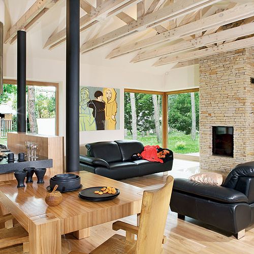 Naturalne materiały - drewno, piaskowiec, szkło, granit i i bardzo proste formy.