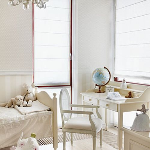 Nawet z dwójką dzieci i rozbrykanym terrierem można żyć w domu pełnym białych kanap, dywanów i szaf.