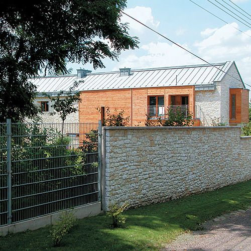 Neutralny budynek wkomponowany w ogród.