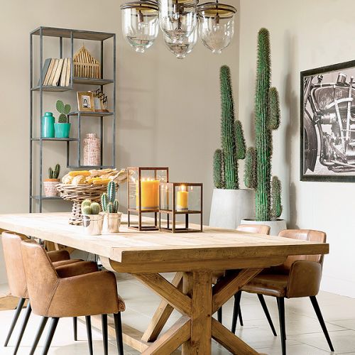 drewniany stół w jadalni