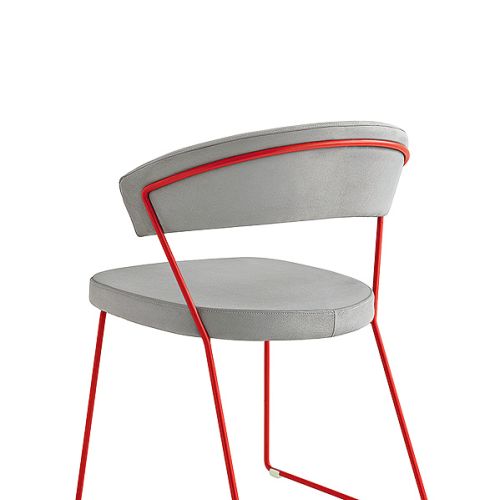 New York – metalowa rama i siedzisko ze skóry powlekanej fibrą, od ok. 980 zł, CALLIGARIS