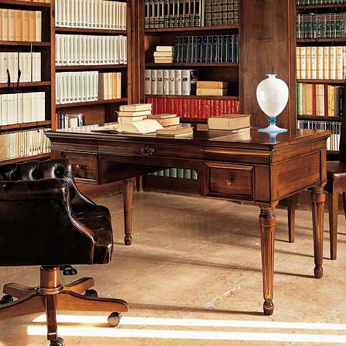 Nic tak nie dodaje powagi gabinetowi, jak półki z elegancko oprawionymi książkami. Ich nieodłącznym towarzyszem