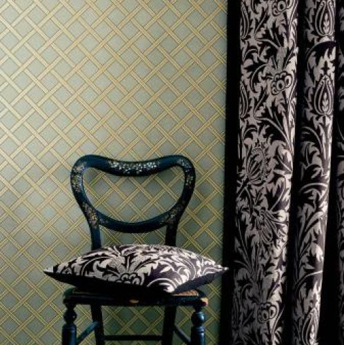 Nie chowają się pod stołem, raczej przyciągają wzrok i budzą emocje.