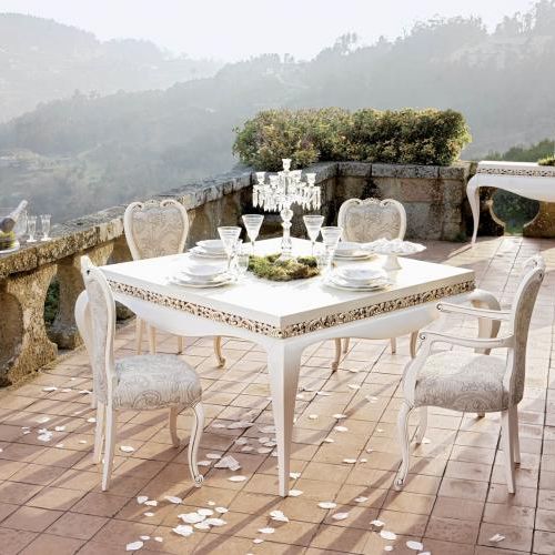 Nie chowają się pod stołem, raczej przyciągają wzrok i budzą emocje.