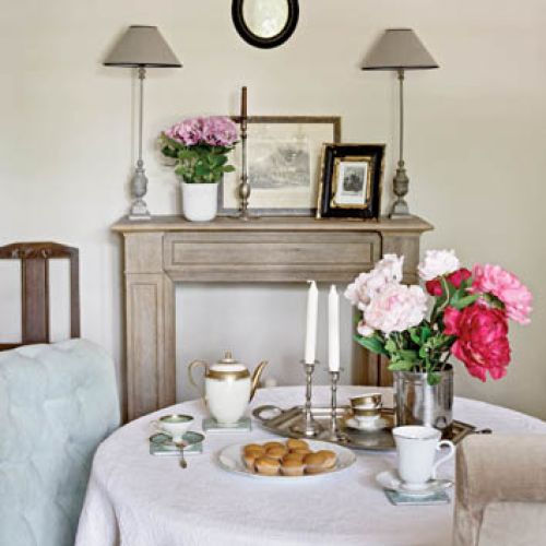 Nie ma tu wprawdzie kominka, ale drewniany portal doskonale pasuje do stylowego salonu.