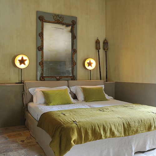 Niebanalne kinkiety z gwiazdką Portugalczyka José Estevesa.