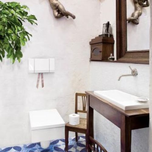 Niebieska mozaika na ścianie i podłodze.