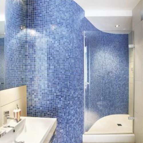 Niebieska mozaika w łazience. Apartament palisandrowy