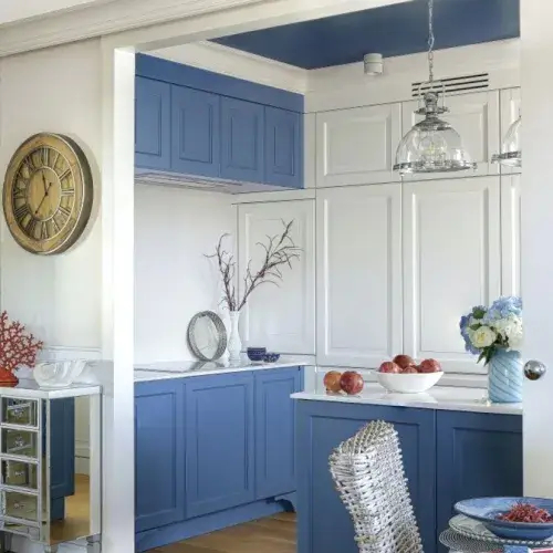 niebieska kuchnia w tylu hampton