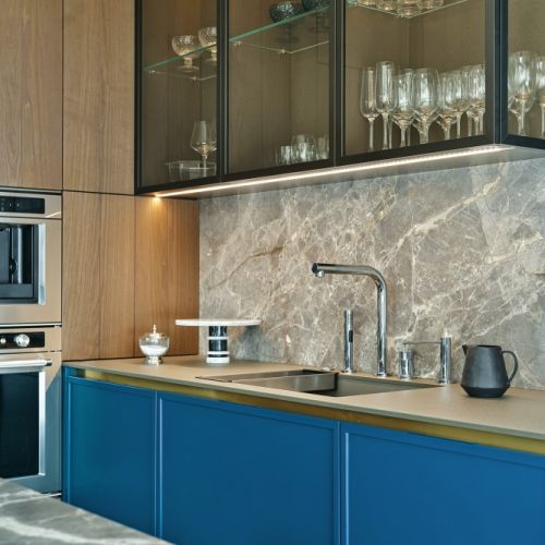 niebieska kuchnia w mieszkaniu