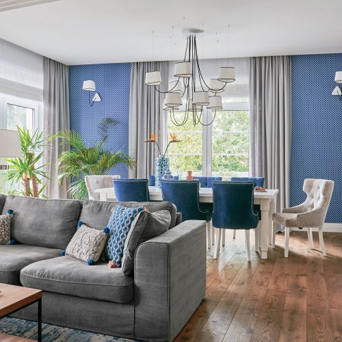 niebieska ściana w salonie