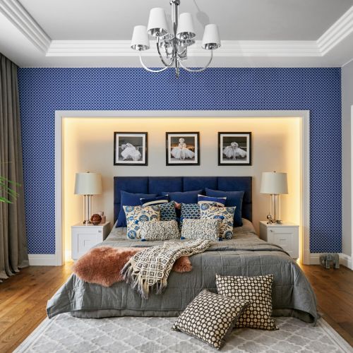 niebieska ściana w sypialni