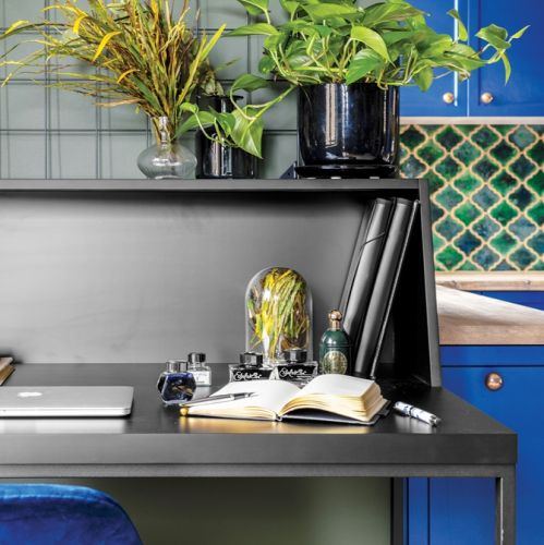 niebieski salon z kuchnią